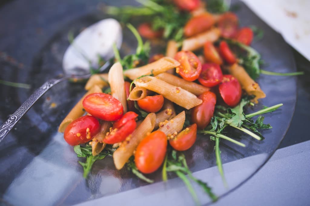 kaboompics.com_Pasta penne with tomato and rucola