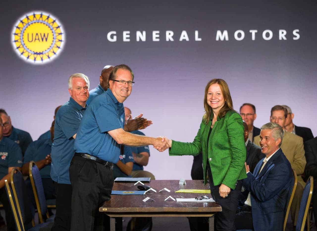 UAW-GM Handshake Opens Contract Negotiations