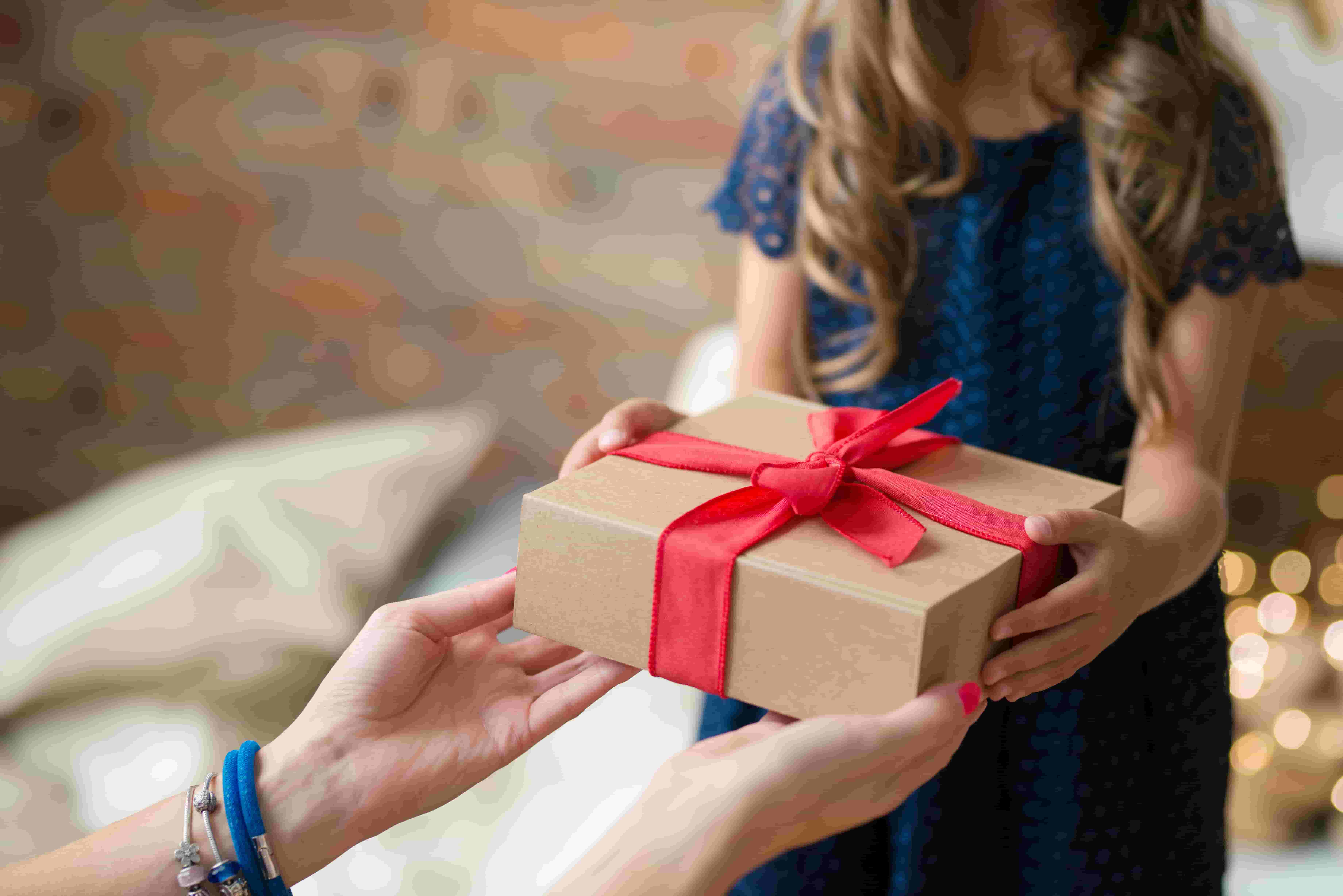 12 Best Christmas Gifts for Employees & Coworkers