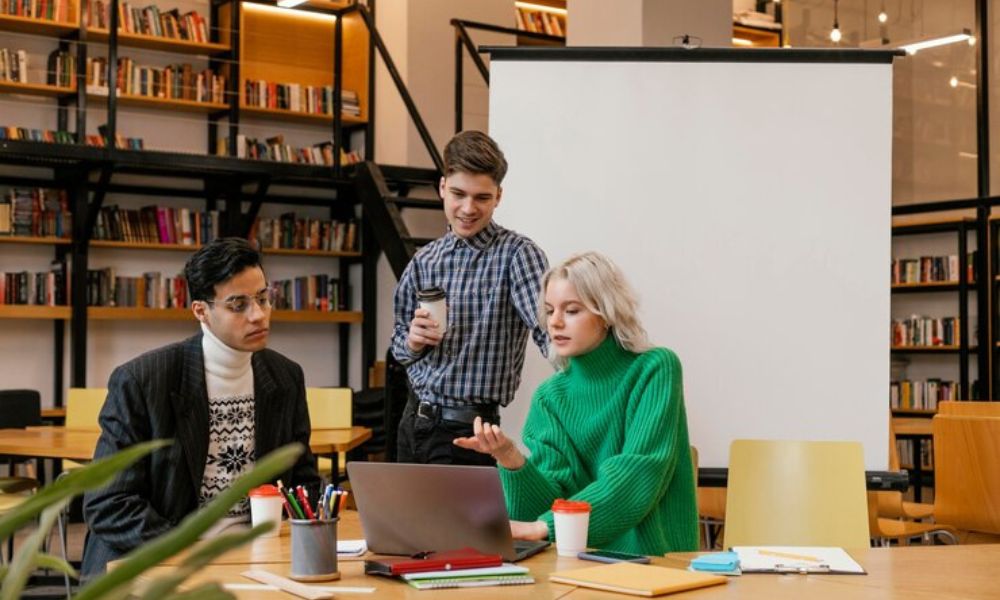 From Boss to Coach: How Managers Can Foster a Culture of Learning‍