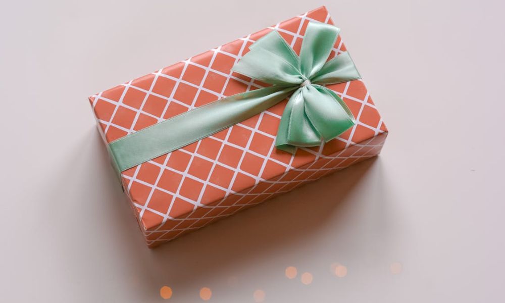 holiday bonus trends 2024
