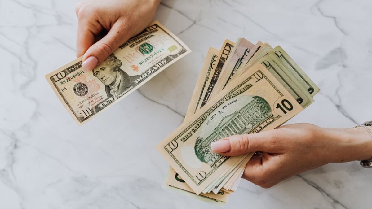 employees living paycheck to paycheck